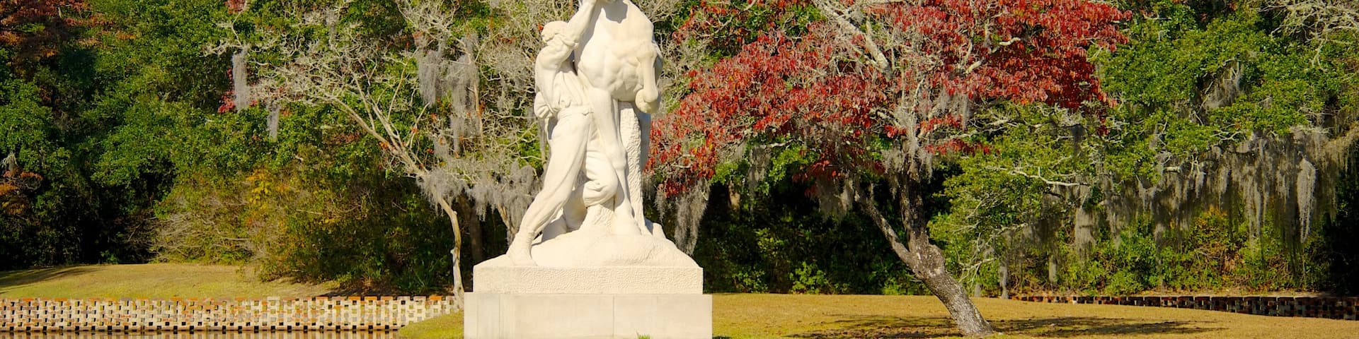 Brookgreen Gardens mit einem Landschaften, Outdoor-Kunst und Teich