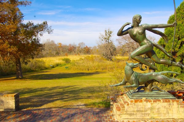 Brookgreen Gardens som inkluderar en park, höstlöv och landskap