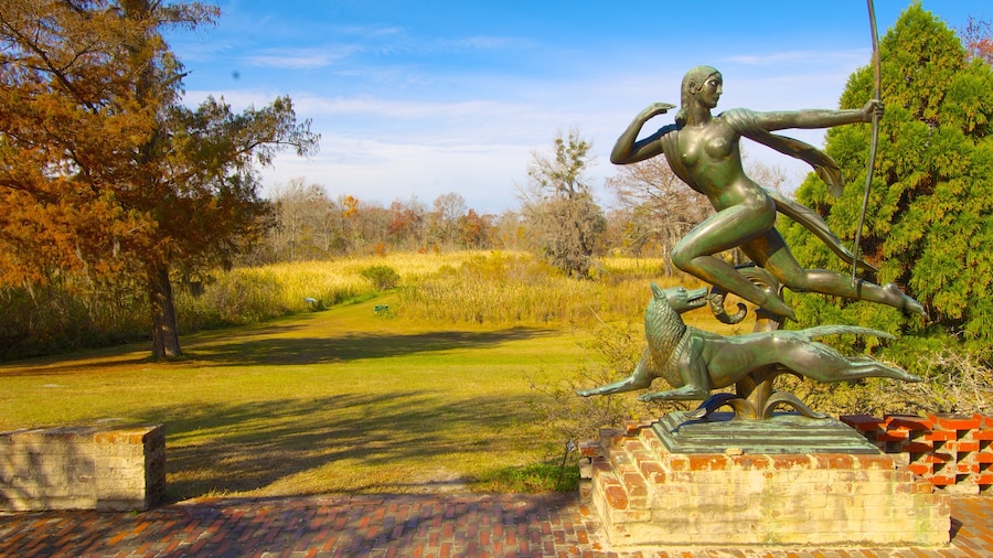 Brookgreen Gardens que incluye un jardín, una estatua o escultura y vistas panorámicas