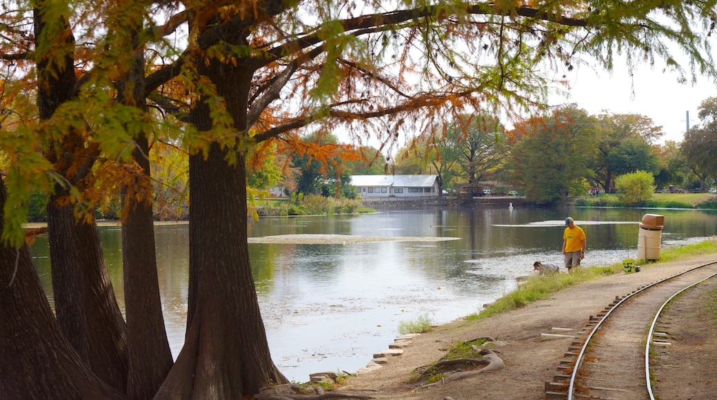 Parque Landa ofreciendo hojas de otoño, artículos de ferrocarril y vistas de paisajes