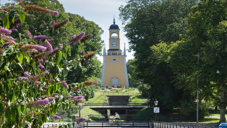 Karlskrona which includes wild flowers and a garden