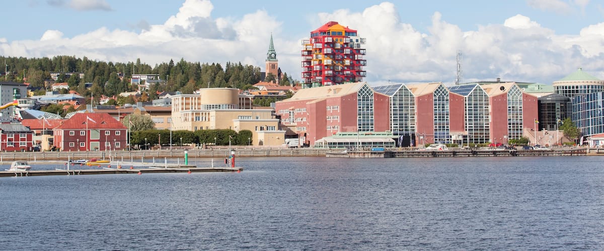 Ornskoldsvik que incluye una bahía o puerto