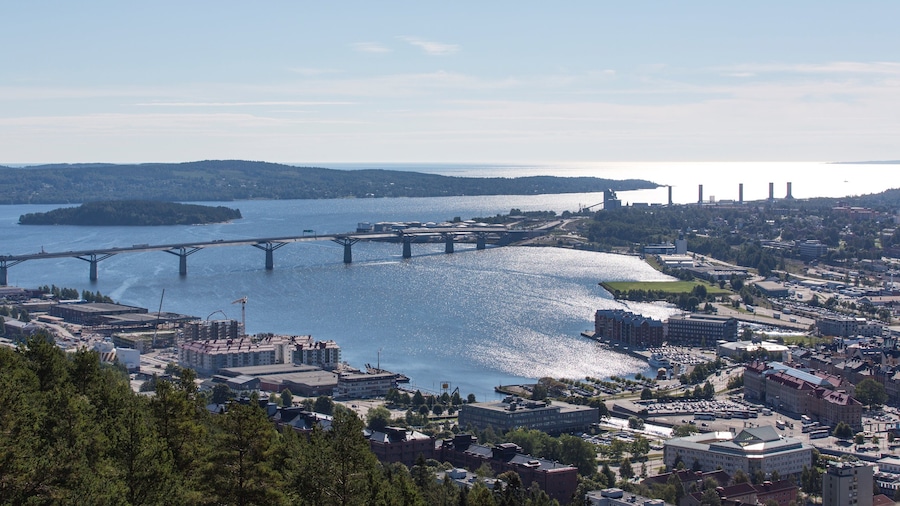 Sundsvall toont een baai of haven, een stad en een brug
