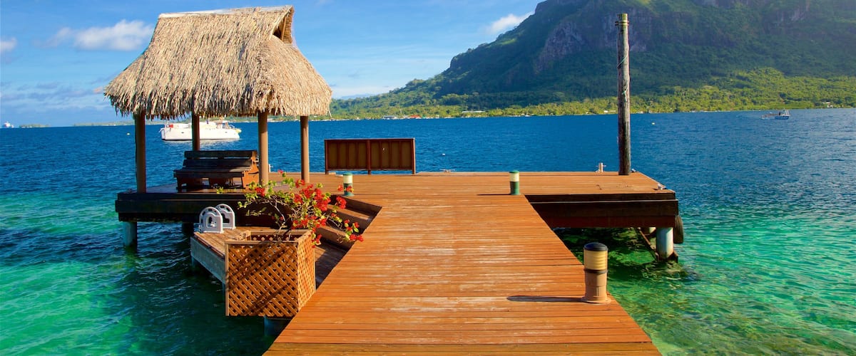Bora Bora showing general coastal views, mountains and tropical scenes