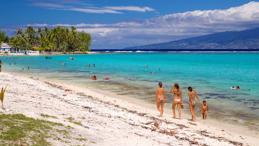 Temae Beach inclusief tropische uitzichten, een strand en algemene kustgezichten