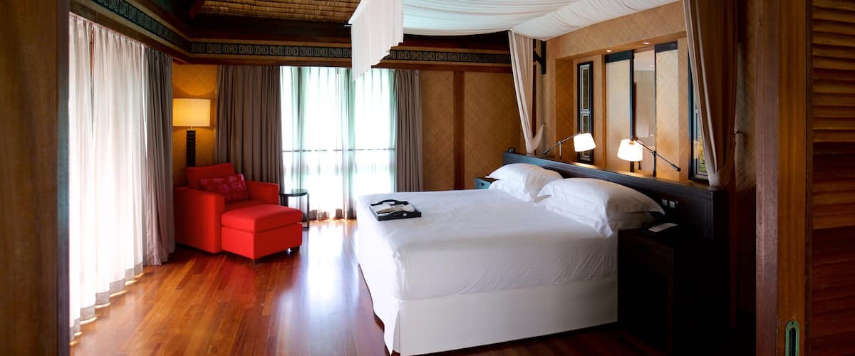 Bora Bora que incluye un hotel o resort de lujo y vistas interiores