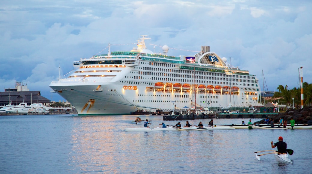 Papeete que incluye una bahía o un puerto, kayaks o canoas y cruceros