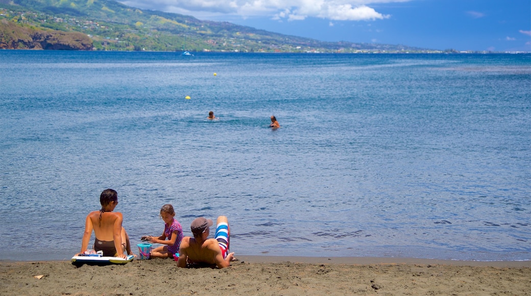 Spiaggia di Black Sand mostrando vista della costa cosi come famiglia