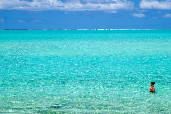 Strand des Matira-Hotels welches beinhaltet allgemeine Küstenansicht, tropische Szenerien und Schwimmen