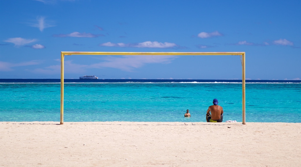 Temae Beach das einen allgemeine Küstenansicht und Sandstrand sowie einzelner Mann