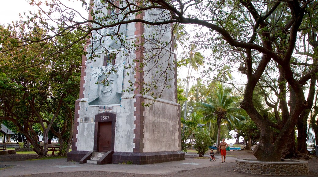 Pointe Venus Lighthouse which includes a park as well as a family