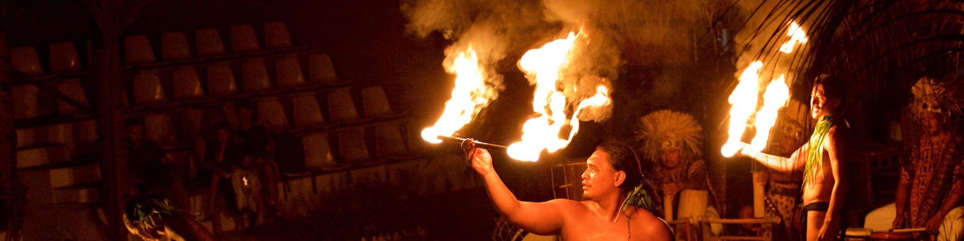 Tiki Village Cultural Centre das einen bei Nacht, Kultur indigener Völker und Performance-Kunst