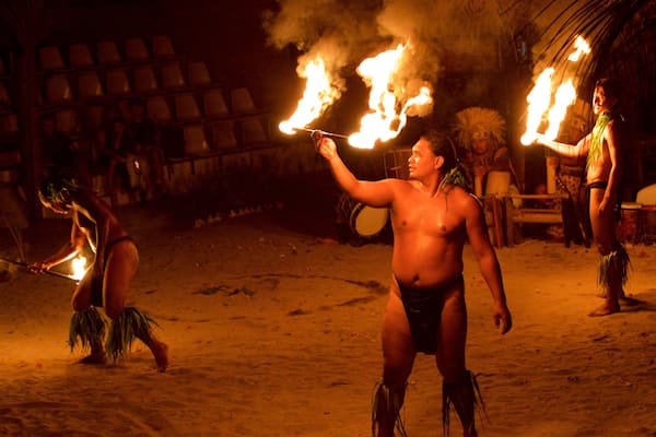 Tiki Village Cultural Centre das einen bei Nacht, Kultur indigener Völker und Performance-Kunst