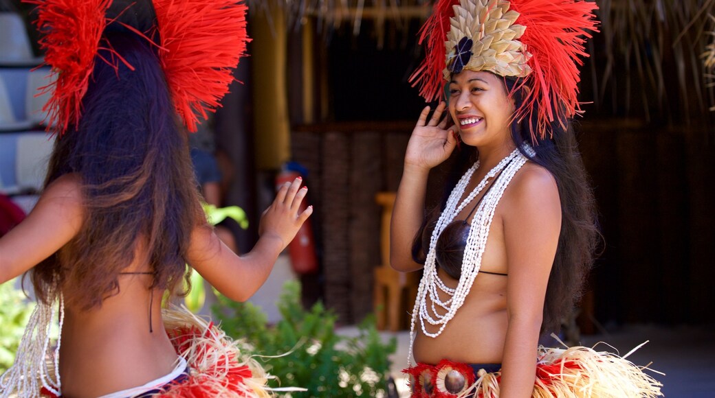 Centro cultural Tiki Village ofreciendo arte escénica y cultura indígena y también una mujer