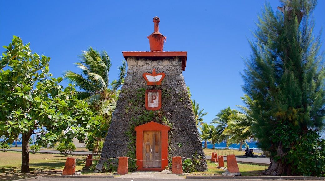 Tomb of King Pomare V showing heritage elements and a park