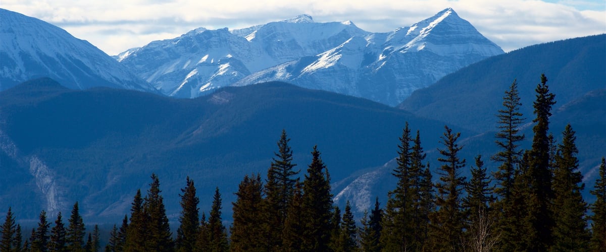 Hinton ofreciendo escenas tranquilas, montañas y nieve