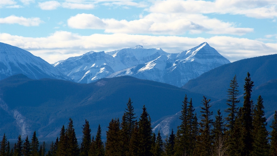 Hinton ofreciendo escenas tranquilas, montañas y nieve