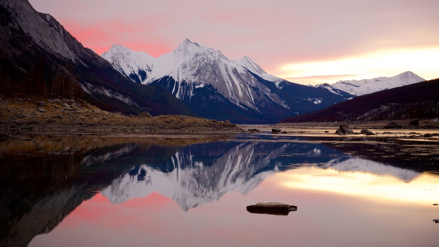 Medicine Lake inclusief vredige uitzichten, een zonsondergang en bergen