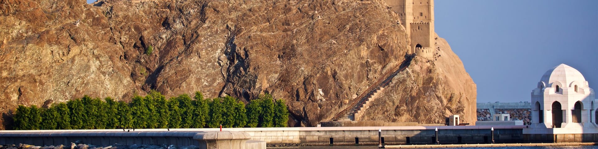 Al Jalali Fort showing general coastal views and a castle