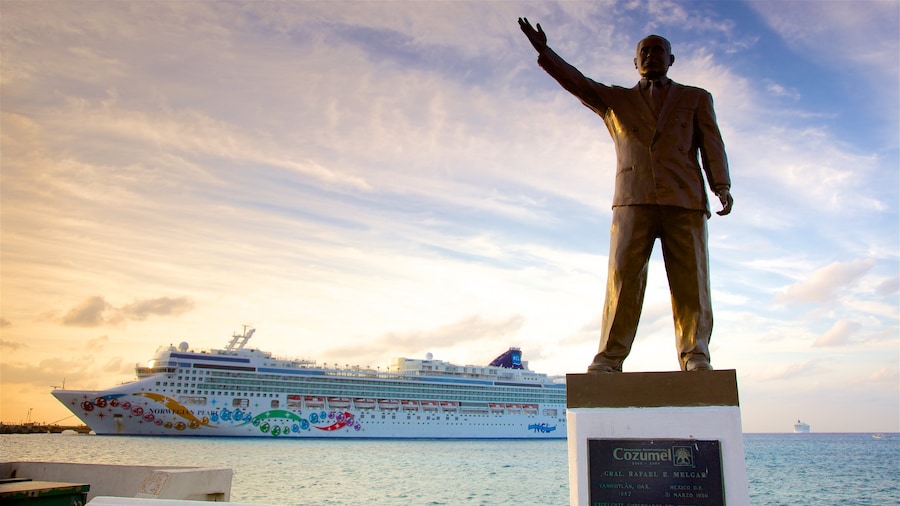 Cozumel che include statua o scultura, crociera e tramonto