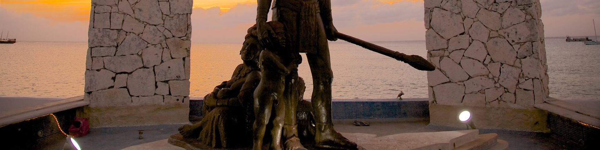 Cozumel which includes general coastal views, a monument and a statue or sculpture