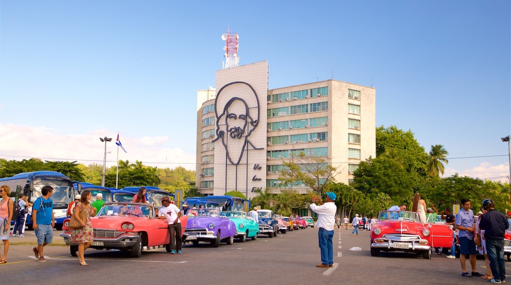 Revolution Square mostrando elementos patrimoniales y arte al aire libre