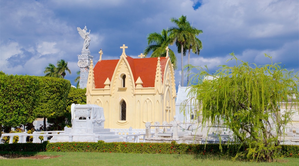 Necropolis de Colon showing heritage elements and a church or cathedral