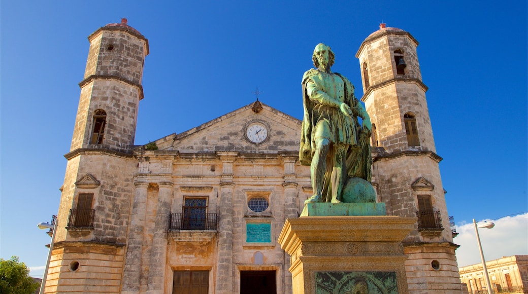 Cardenas Cathedral toont historische architectuur en een standbeeld of beeldhouwwerk