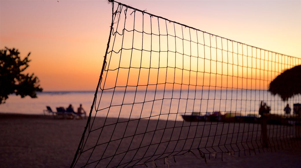 Rancho Luna Beach que incluye un atardecer, una playa de arena y vistas de una costa