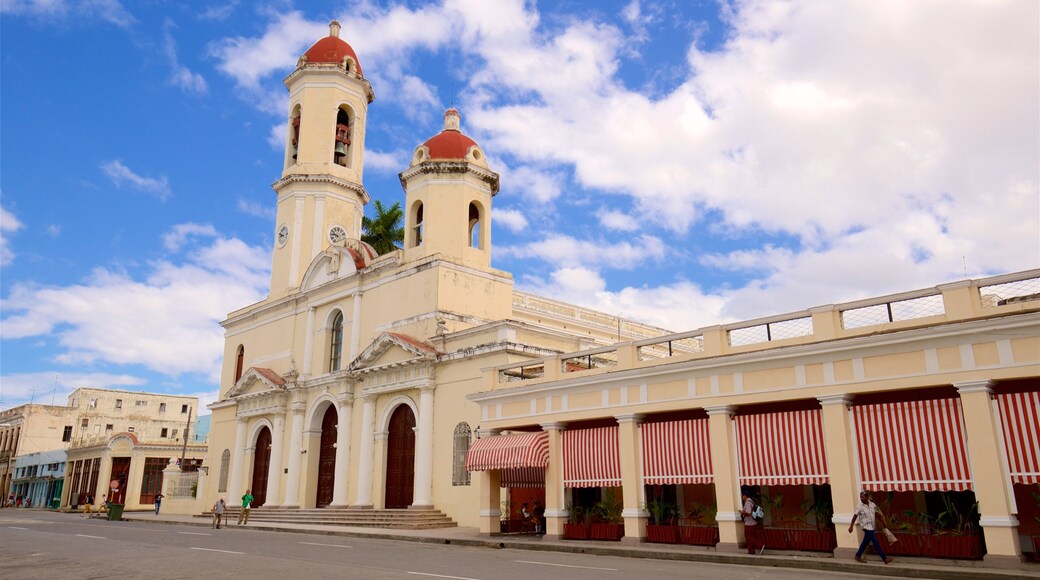 Purisima Concepcion Cathedral ofreciendo elementos del patrimonio