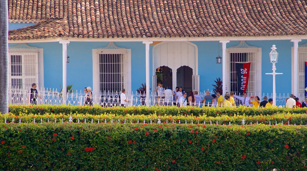 Colonial Architecture Museum das einen Wildblumen sowie kleine Menschengruppe