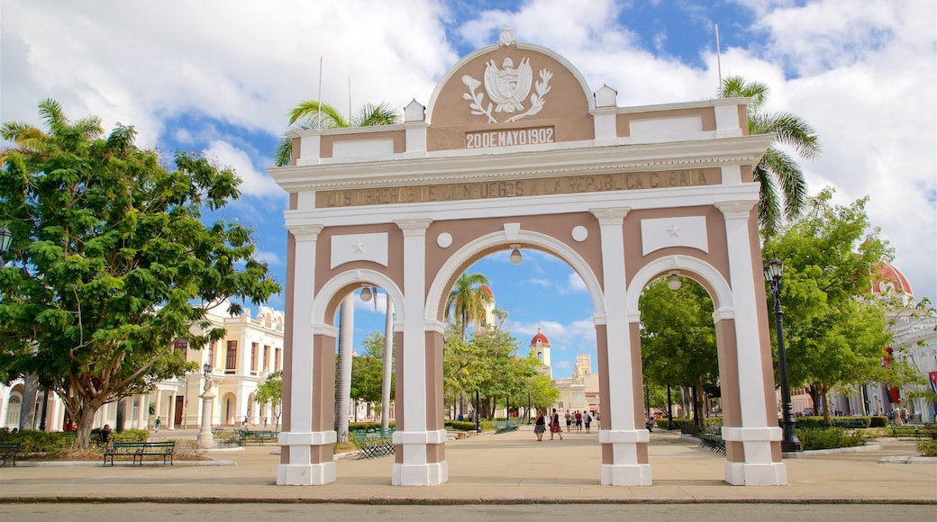 Cienfuegos que incluye un parque y elementos del patrimonio