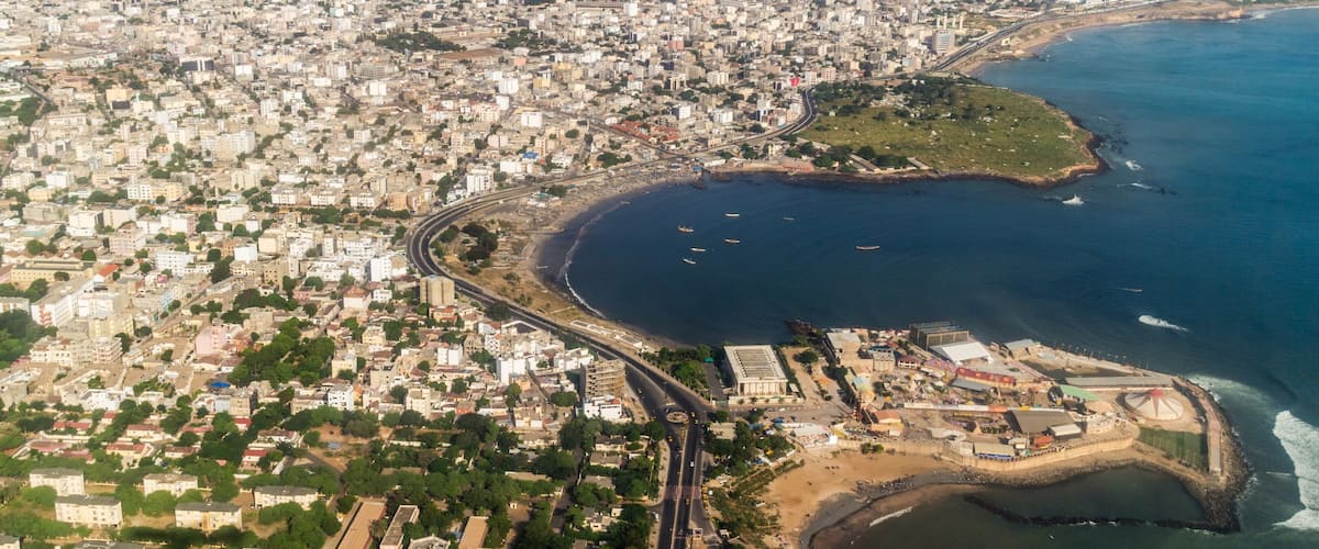 Dakar que incluye vistas generales de la costa, una ciudad costera y una ciudad