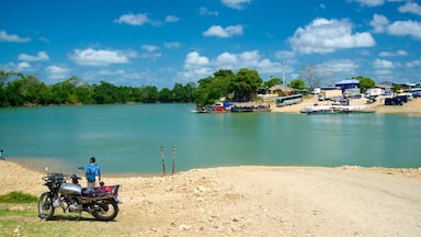 Guatemala som inkluderar en sjö eller ett vattenhål