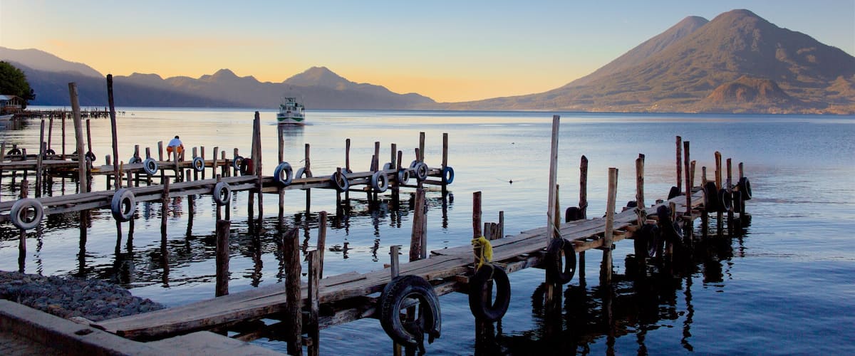 Guatemala mostrando montañas, un lago o abrevadero y una puesta de sol