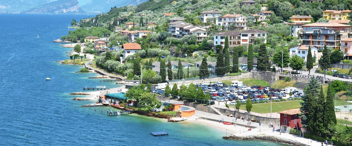 Malcesine mit einem Küstenort, allgemeine Küstenansicht und ruhige Szenerie