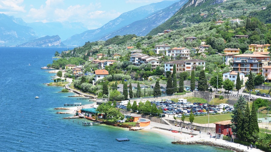 Malcesine presenterar en kuststad, stillsam natur och kustutsikter