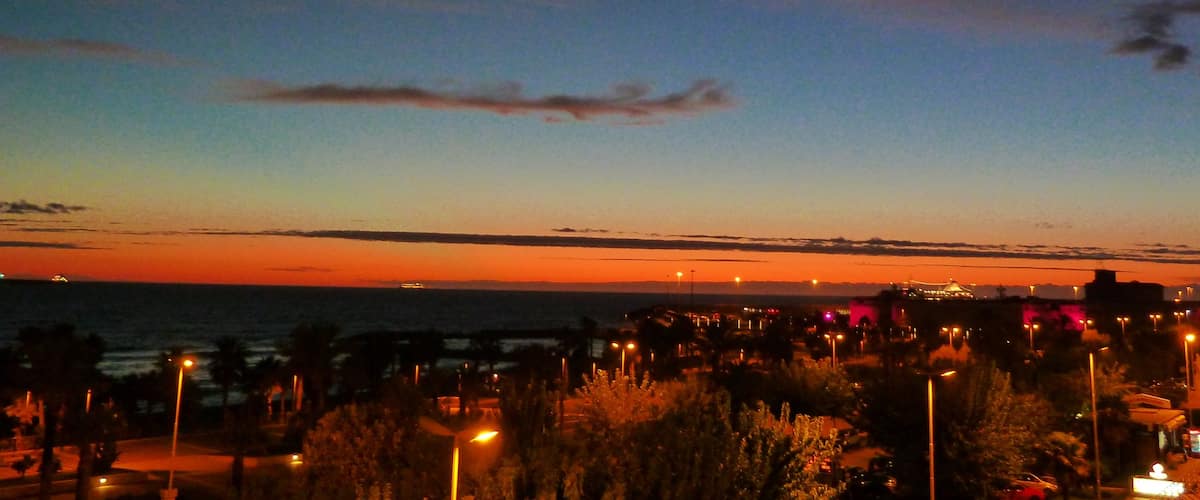 Civitavecchia cho thấy hoàng hôn, đường chân trời và phong cảnh
