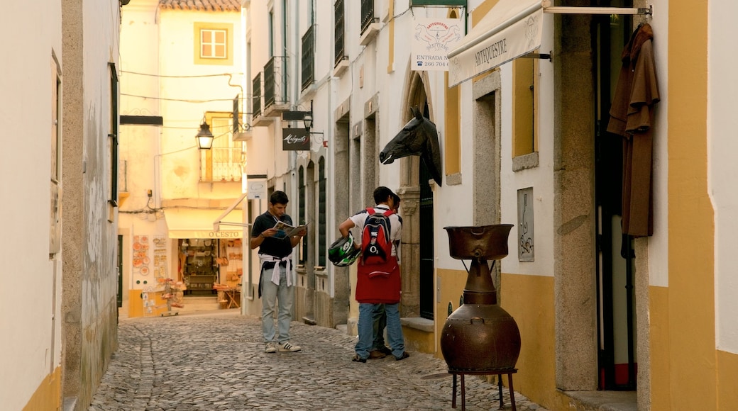 Evora cosi come un piccolo gruppo di persone