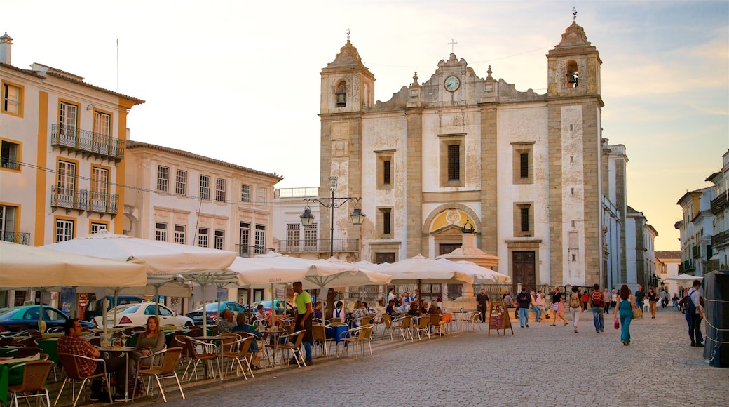 Praca do Giraldo showing heritage architecture, a church or cathedral and a sunset