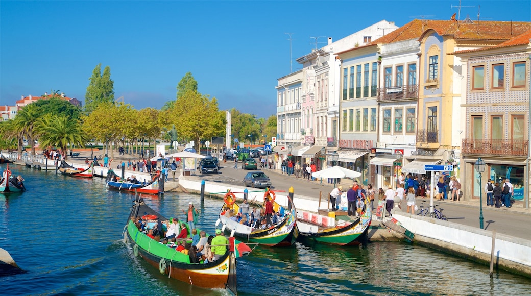 Aveiro mostrando embarcaciones y una bahía o un puerto