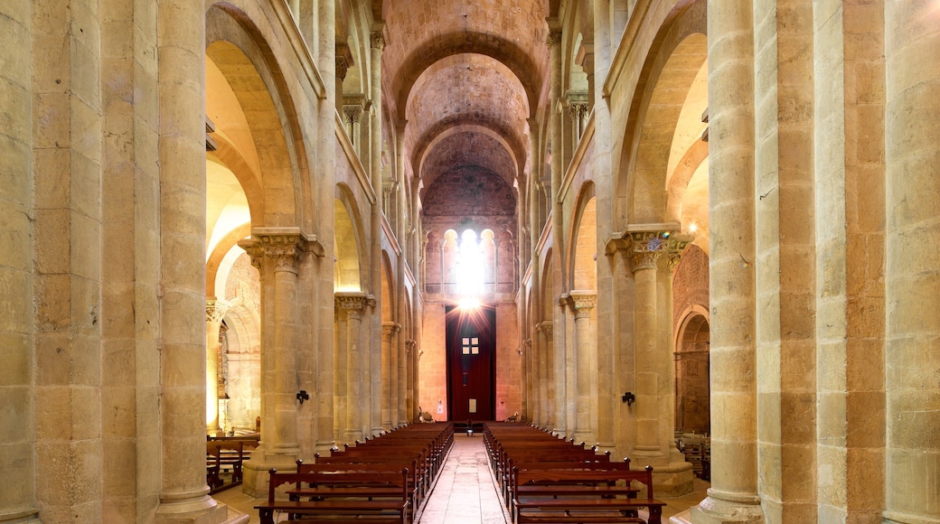 Se de Velha ofreciendo vistas interiores, una iglesia o catedral y elementos del patrimonio