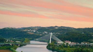 Coimbra que inclui um pôr do sol, uma ponte e paisagem