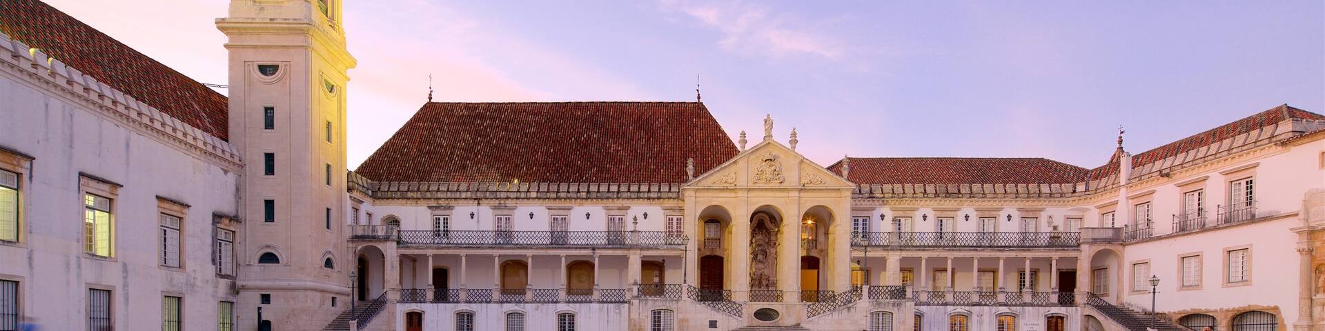 Coimbra University das einen Sonnenuntergang und Platz oder Plaza