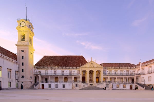 Coimbra University qui includes coucher de soleil et square ou place