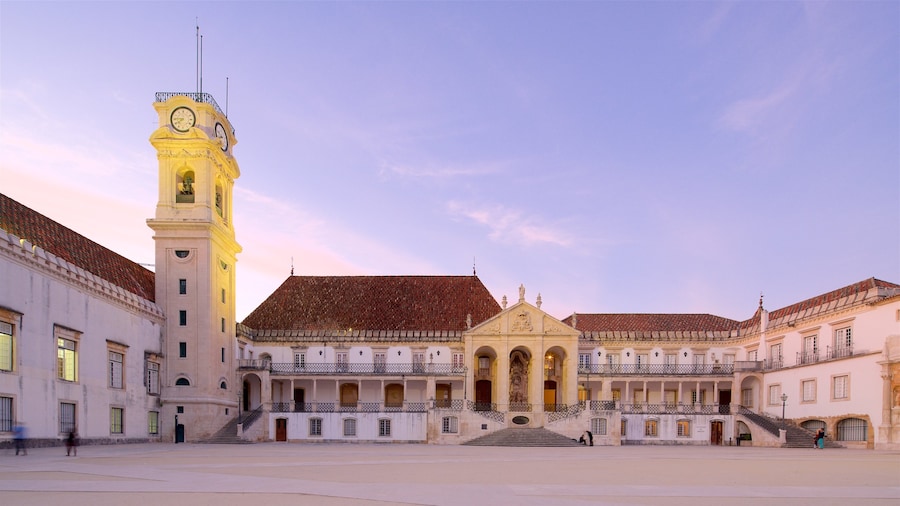 Coimbra University qui includes coucher de soleil et square ou place