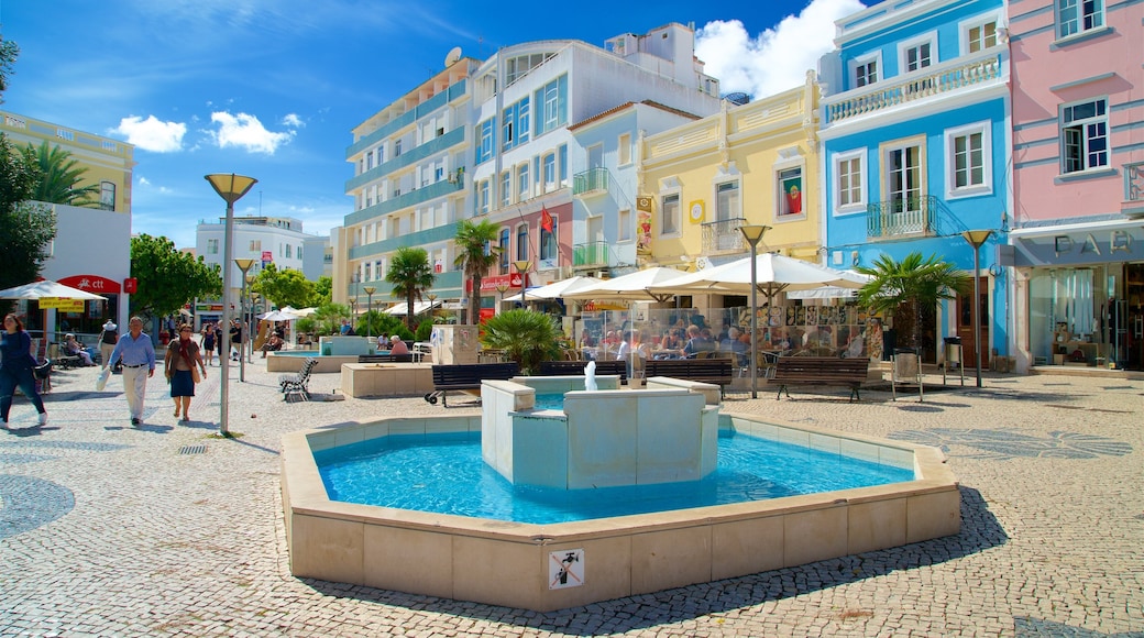 Lagos que incluye una plaza y una fuente