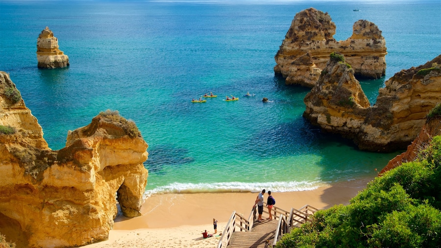 Praia do Camilo som inkluderar en sandstrand, klippig kustlinje och kustutsikter