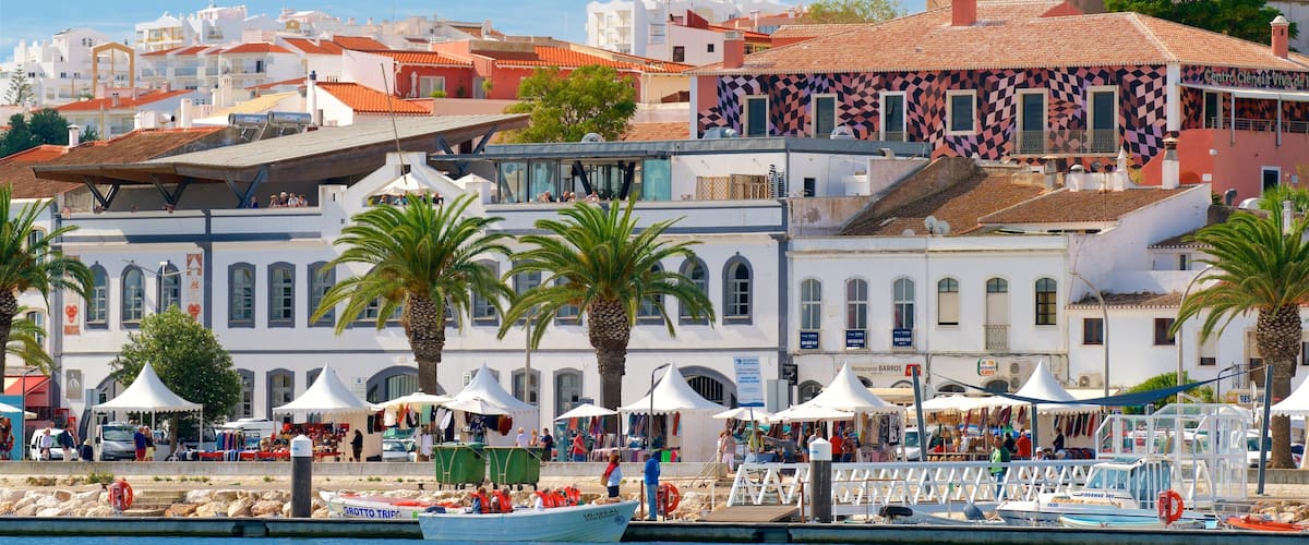 Lagos ofreciendo una bahía o puerto