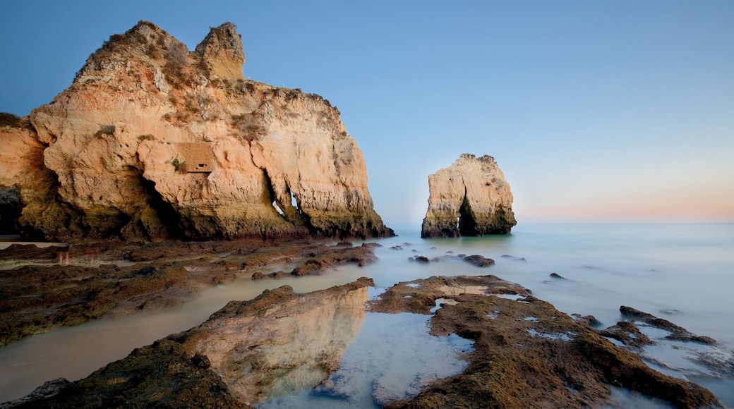 Playa Três Irmãos ofreciendo litoral accidentado, un atardecer y vistas de una costa